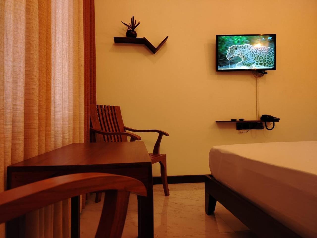 Diora Hotel Ratnapura Exterior foto