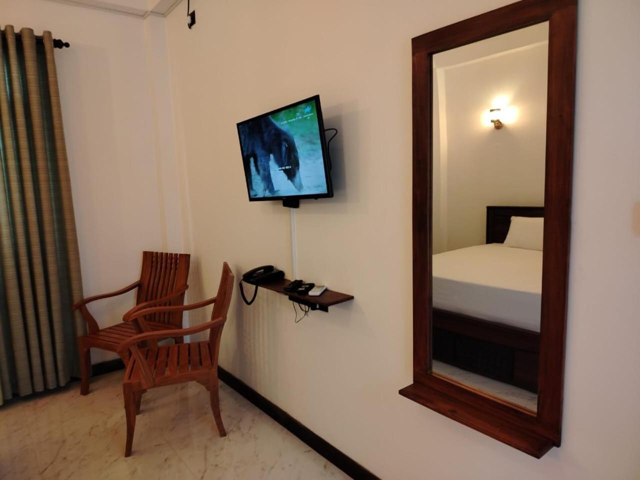 Diora Hotel Ratnapura Exterior foto