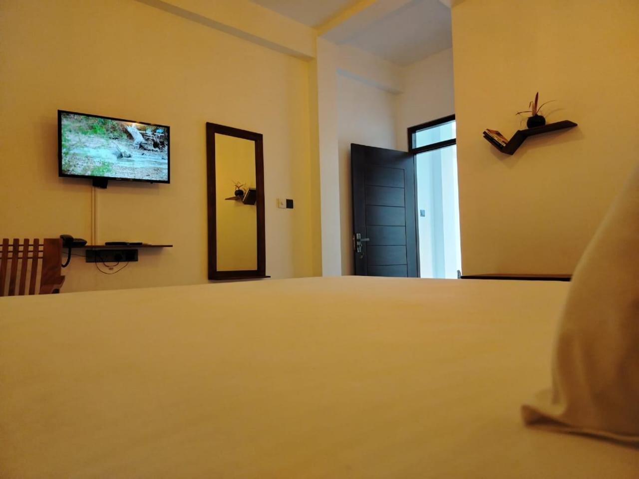 Diora Hotel Ratnapura Exterior foto