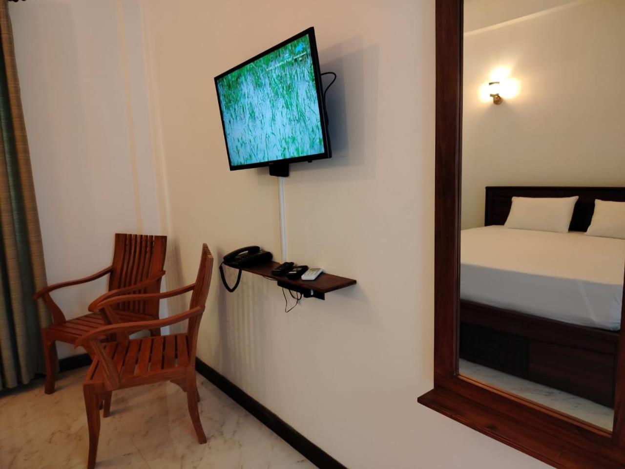 Diora Hotel Ratnapura Exterior foto