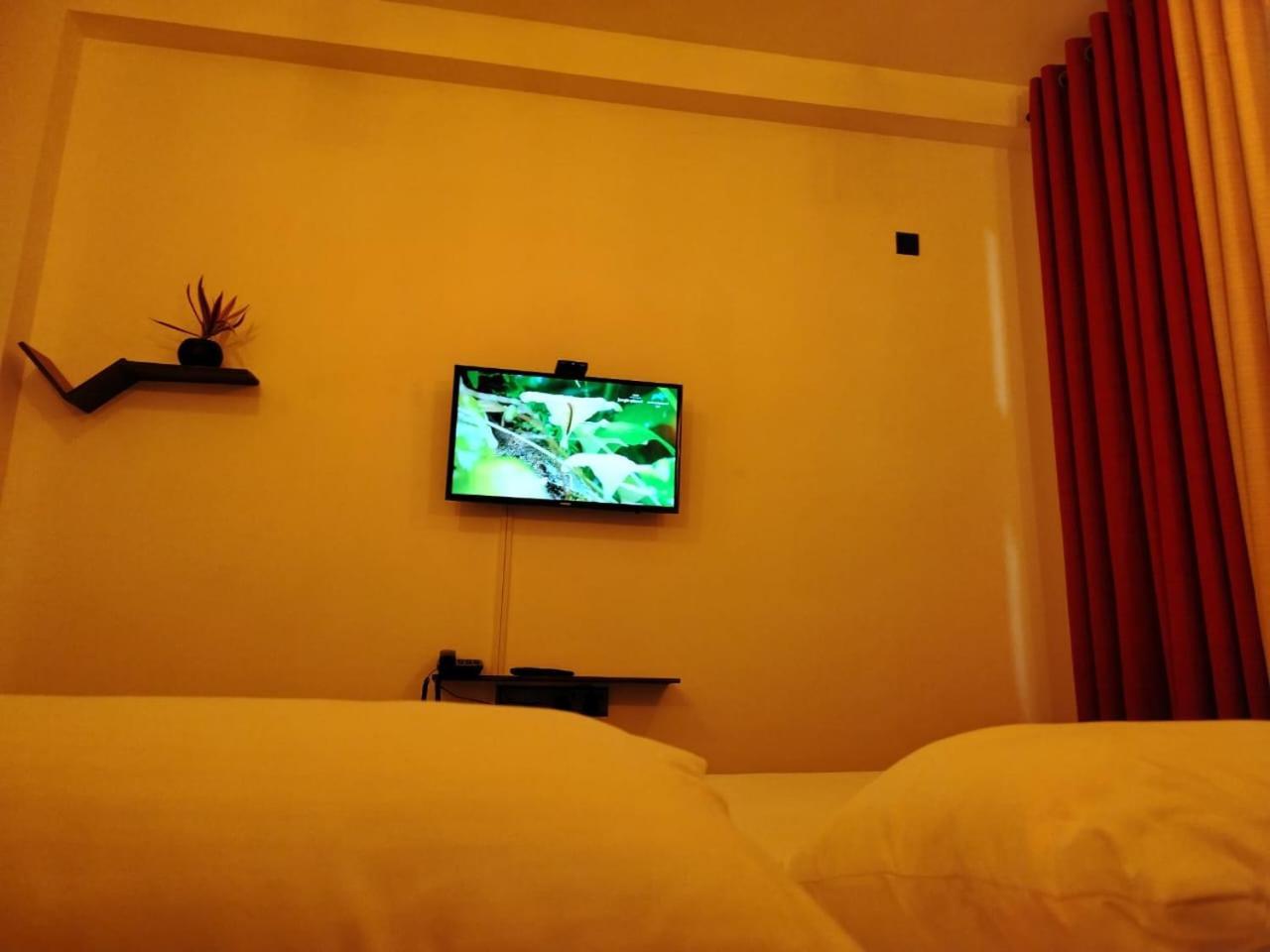 Diora Hotel Ratnapura Exterior foto