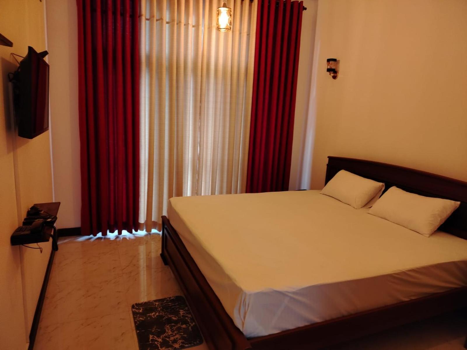 Diora Hotel Ratnapura Exterior foto